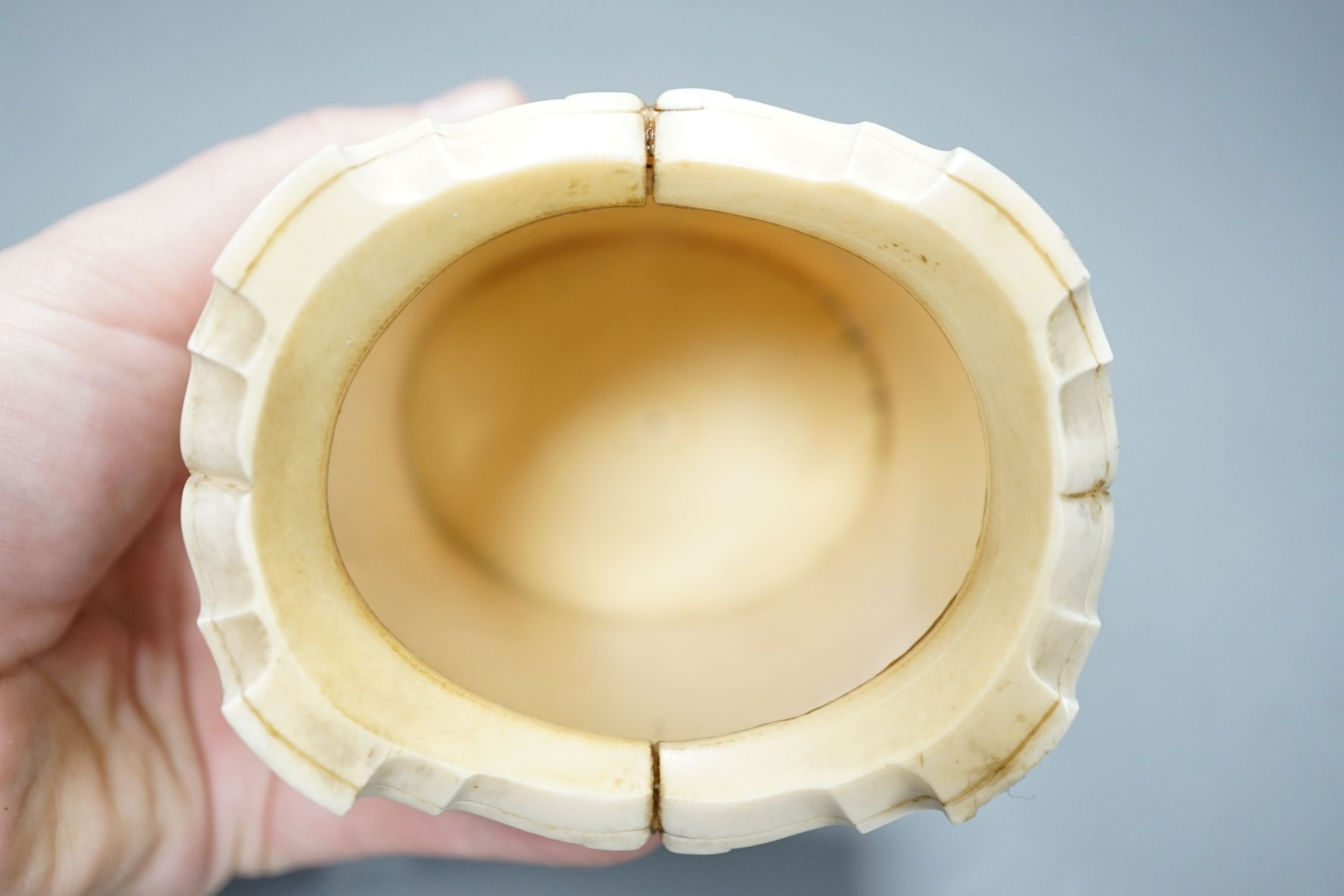 A Japanese shibayama ivory box and cover, Meiji period, with mother of pearl snail finial 12cm